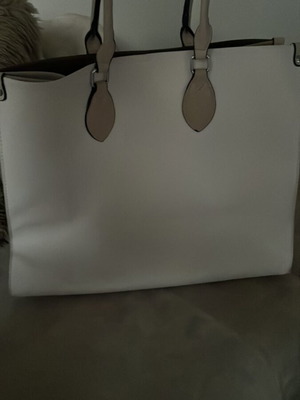 Big chic shoulder bag like new, spacious and versatile