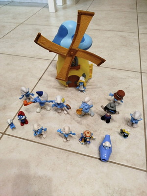 Smurfs figures and house used