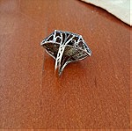 Δαχτυλίδι  μεγάλο επιχρυσωμένο  καθαρό ασήμι με πολύτιμες πέτρες  ένα μεγάλο  ζαφείρι  μικρά ζαφείρια  μικρά διαμαντάκια  και μικρά μαργαριτάρια
