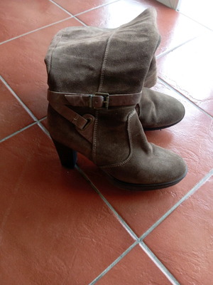 Boxer boots like new, brown velour and leather with heel