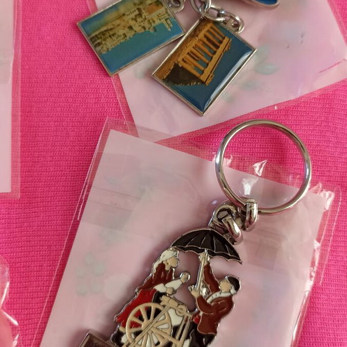 Keychain set like new, 8 pieces, colorful
