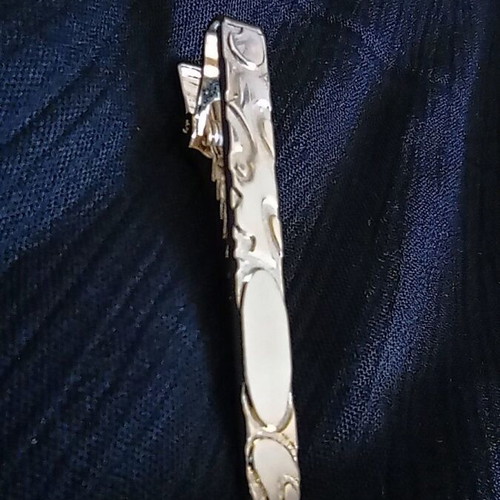 Vintage gold tie clip with embossed floral decoration, like new