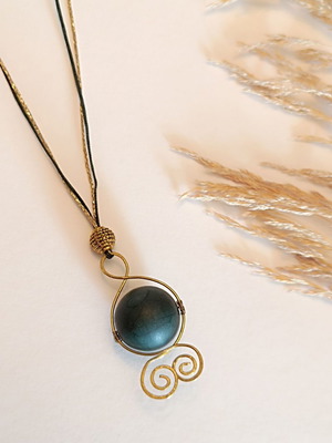Handmade necklace with green chalcedony and adjustable double cord