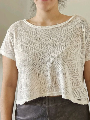 Attrattivo crop top white used with unique knit pattern