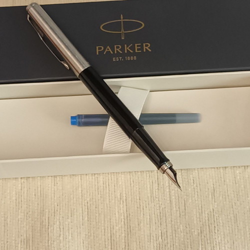 Parker Jotter Fountain pen, new with case and blue ink
