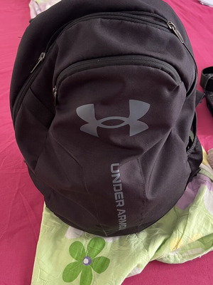 Черна раница Under Armour, леко използвана