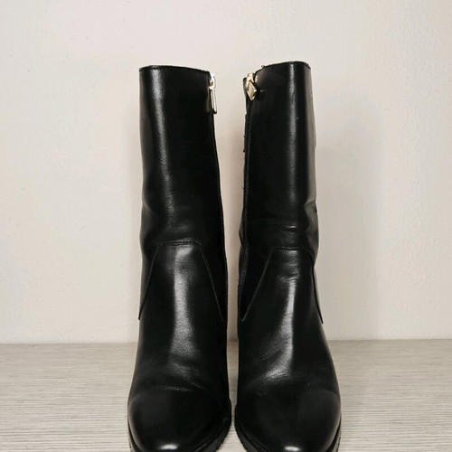 Tommy Hilfiger black leather boots like new