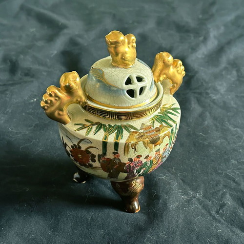 Japanese Kutani incense burner used with Foo Dogs hand-painted vintage large