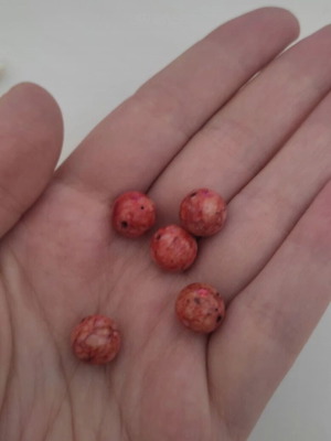 Beads new with hole, pack of 30 pieces in turquoise and red shades