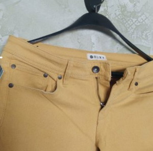 Roxy дънки, цвят горчица, номер 28 skinny fit, нови с етикет