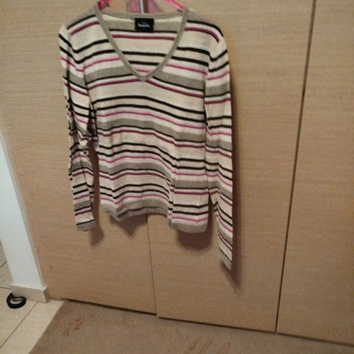 Benotti V-neck pullover like new, size large, black and beige