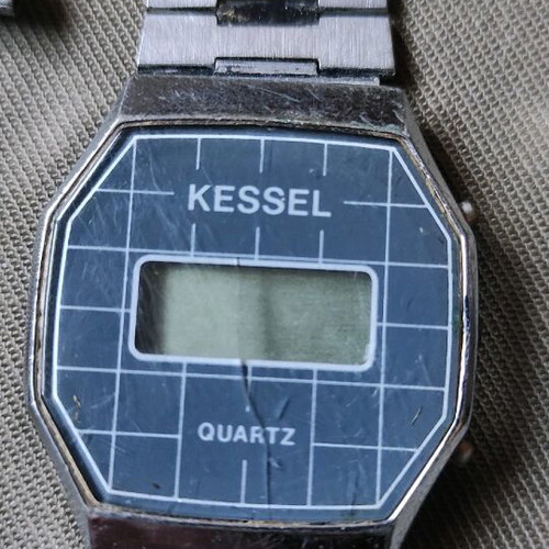 Vintage 3 old watches with various bracelets used, unknown if working