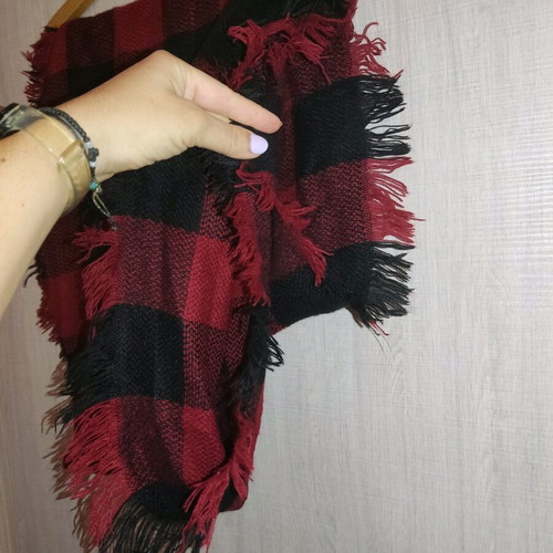 Scarf used, single plaid with fringes