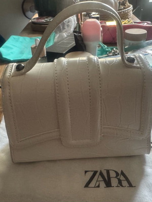 Zara shoulder bag white like new with chain strap