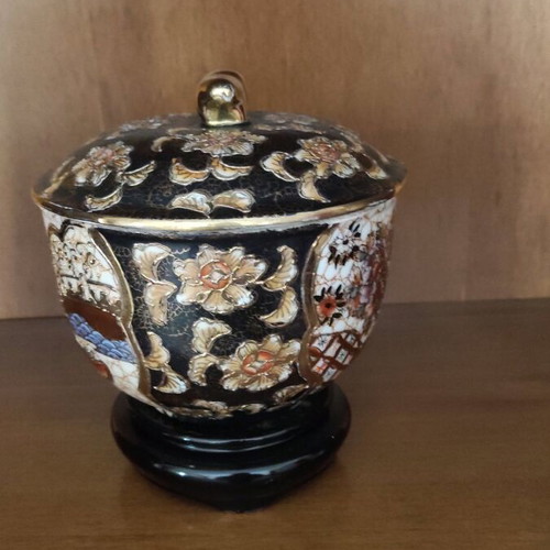 Porcelain Satsuma decoration like new with lid and base