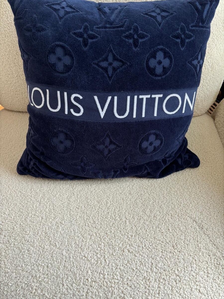 Louis Vuitton Authentic Beach Pillow new - € 199,00 - Vendora.cy