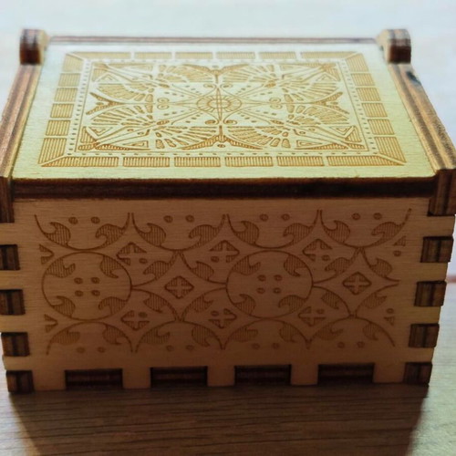 Wooden Queen Music Box like new with hand crank and engraved design