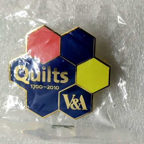 Quilts 1700-2010 V&A Enamel Pin Badge New