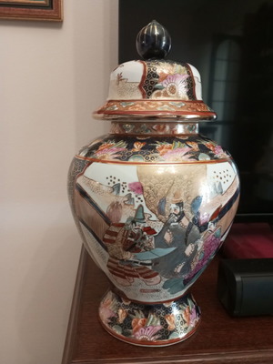 Chinese porcelain amphora vase like new with gold details, 38 cm