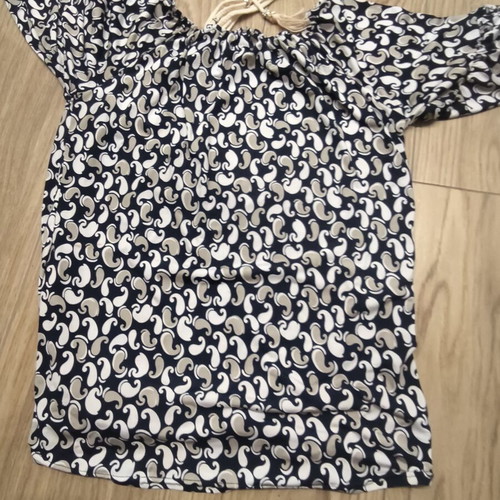 XL Top navy blue with white paisley pattern, like new