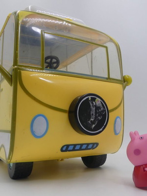 Giochi Preziosi Peppa Pig жълт ван играчка употребявана