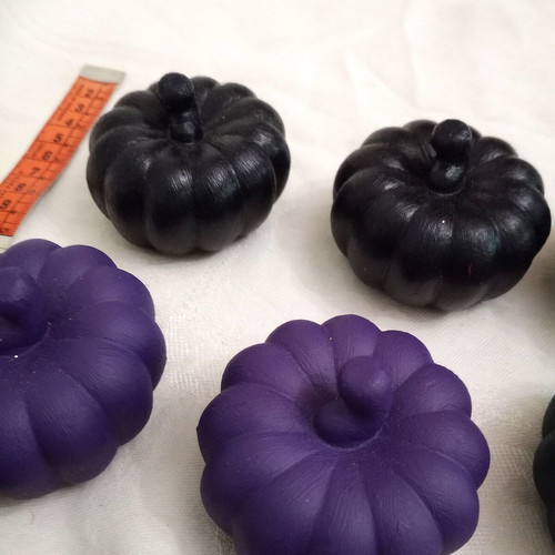 Resin pumpkins like new, pack of 10 for charms