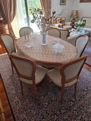 Classic solid walnut dining set like new with 6 chairs