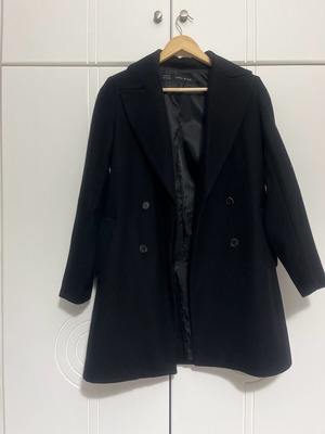 Zara black coat like new, midi with shoulder pads, size XS
