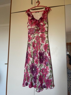 Wallis floral midi dress size small-medium like new, purple and pink