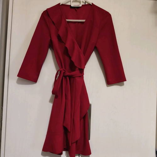 Red dress with belt like new Issue Fashion