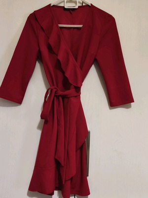 Red dress with belt like new Issue Fashion