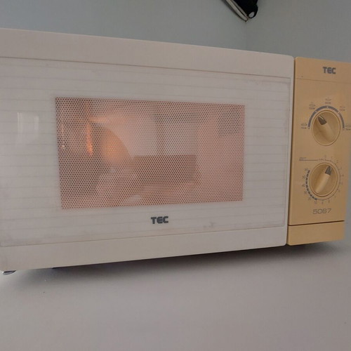 Microwave oven used in excellent condition