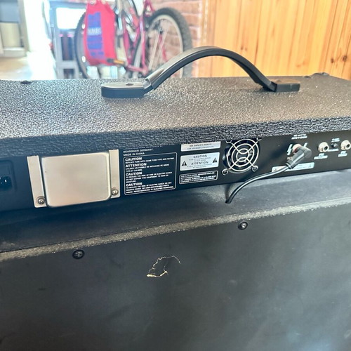 Behringer VT100FX amplifier like new with foot switch
