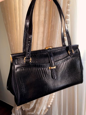 Vintage black leather shoulder bag with embossed croco effect used