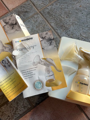 Medela manual single breast pump Harmony new, yellow