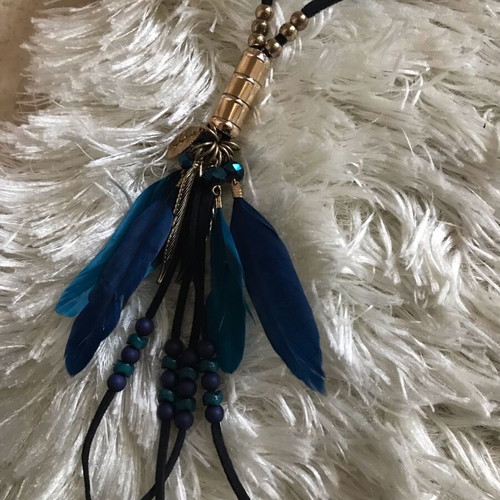 Pendant necklaces like new, set of 2 with feathers