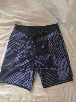 Μαγιό Nike medium σαν καινούργιο, μαύρο και μωβ