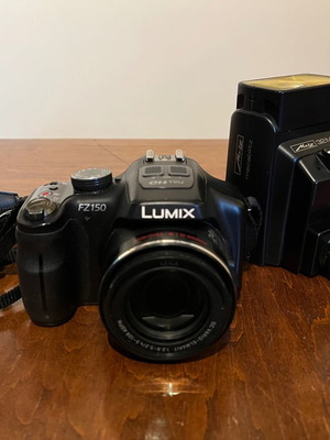 Φωτογραφική μηχανή Lumix FZ 150 μεταχειρισμένη με flash Metz 32 MZ-3