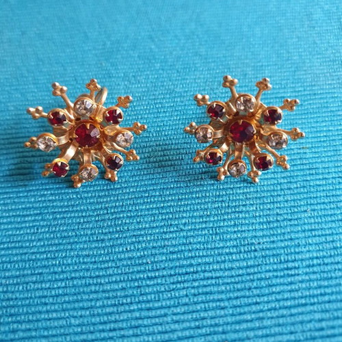 Vintage 60s clip earrings used, gold tone with red and white crystals