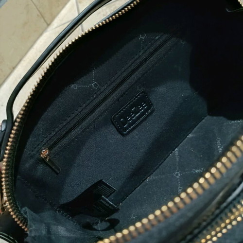 DeeZee shoulder bag like new, black with gold details
