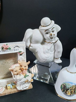 Set of 3 porcelain figurines and frame like new