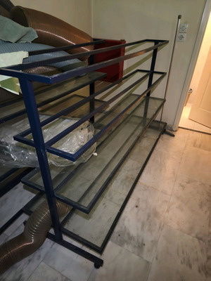 Παγκοι σιδερένιοι μασίφ και 7 ραφιέρες μεταχειρισμένες με γυάλινα ράφια