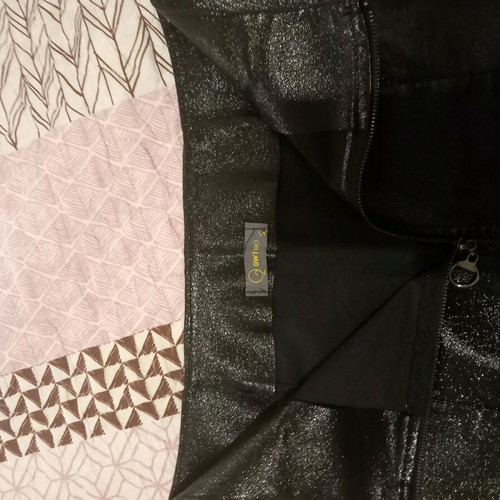 Owtwo vinyl skirt like new, one size, black with zipper