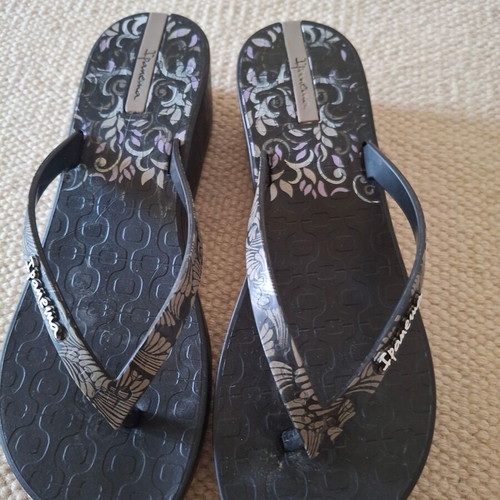 Ipanema platform flip-flops size 39, black