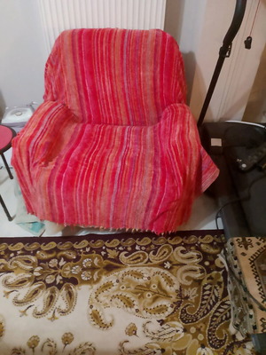 Ριχτάρι πολυθρόνας σαν καινούργιο με πολύχρωμες ρίγες σε ροζ φόντο