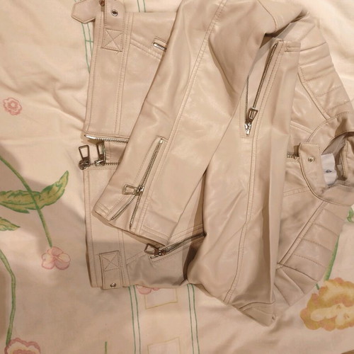 Stradivarius white faux leather jacket like new, short with zipper