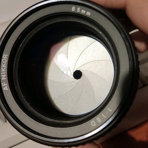 Nikon AF Nikkor 85mm D f1.8 like new