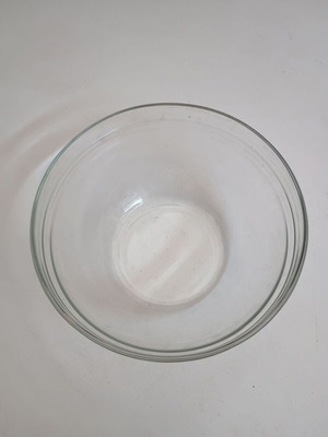 Large glass transparent salad bowl 23cm used