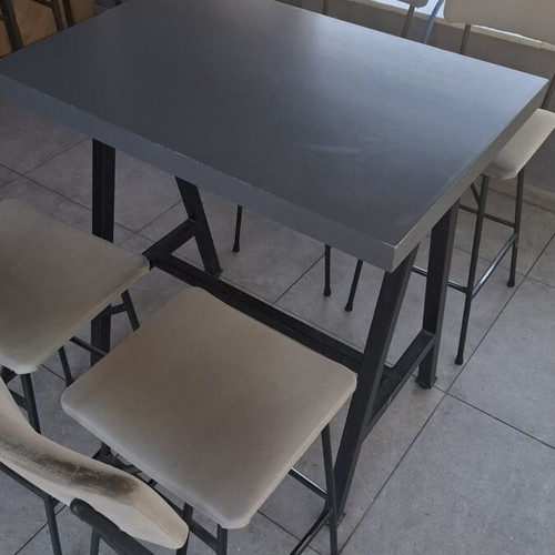 Stand and stools used, 5 medium-height stands and 20 medium-height stools