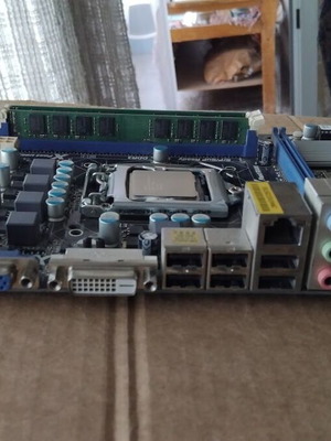 ASRock H61M-DGS motherboard with Intel Pentium G645 CPU, fan and 6GB RAM like new